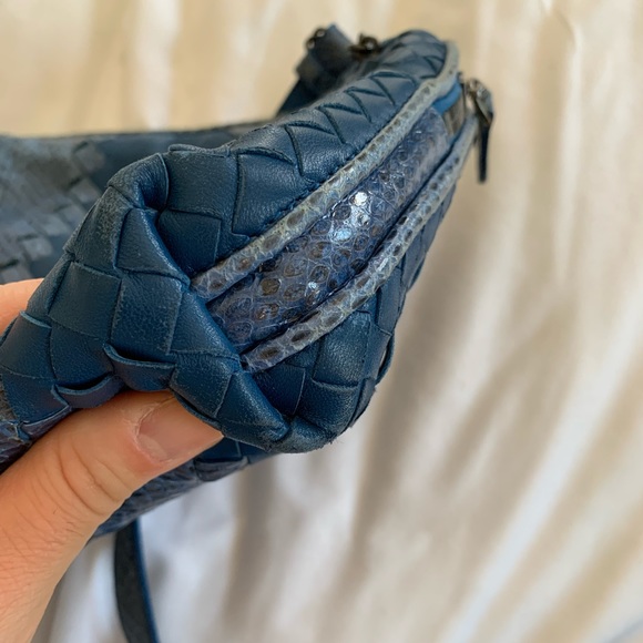 BOTTEGA VENETA Blue Leather Python Trimmed Intrecciato Crossbody Bag - Picture 7 of 14